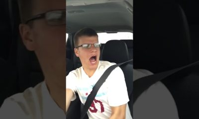 Un jeune home a eu la mauvaise idée de chanter en conduisant
