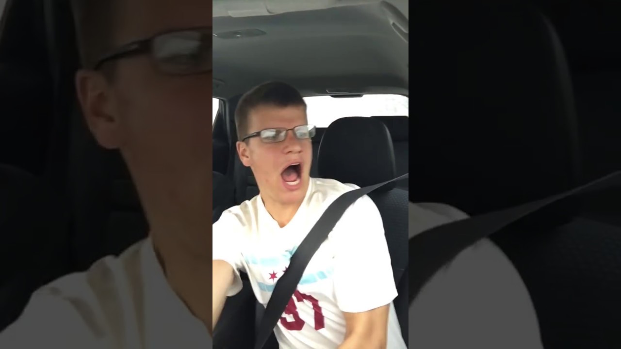 Un jeune home a eu la mauvaise idée de chanter en conduisant
