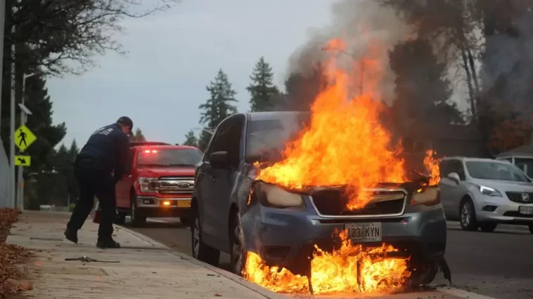 Une tradition de la Saint-Sylvestre en France consiste à brûler des voitures.