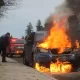 Une tradition de la Saint-Sylvestre en France consiste à brûler des voitures.