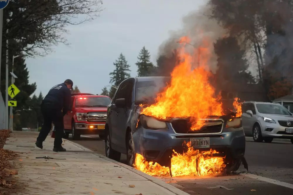 Une tradition de la Saint-Sylvestre en France consiste à brûler des voitures.